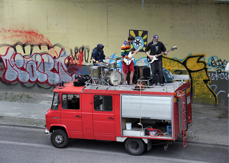 Groupe rock sur le toit d'une camionnette à Berlin (Allemagne) en mai 2016.