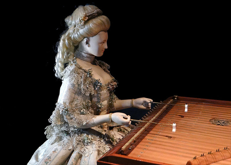 La joueuse de tympanon au Musée des arts et métiers à Paris.