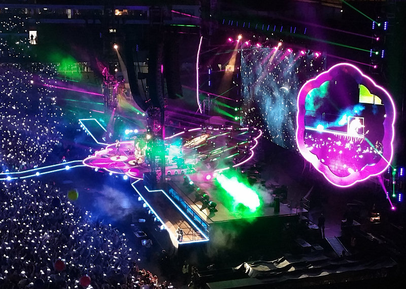 Coldplay en concert à Manchester (Angleterre, Royaume-Uni) le 4 juin 2016. C'est sûr que quelques économies de gigantisme, de lumières, d'écrans, de confettis, de ballons et de feux d'artifices – bref, de folie des grandeurs – ne sauraient nuire.