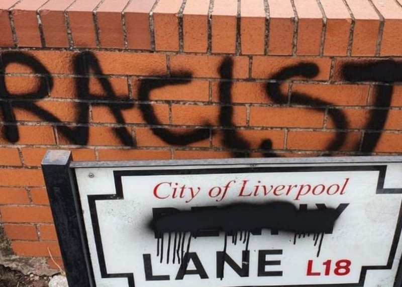 Des plaques de la rue Penny Lane à Liverpool ont été taguées pour dénoncer – à tort – un nom qui aurait célébré un marchand d'esclaves.