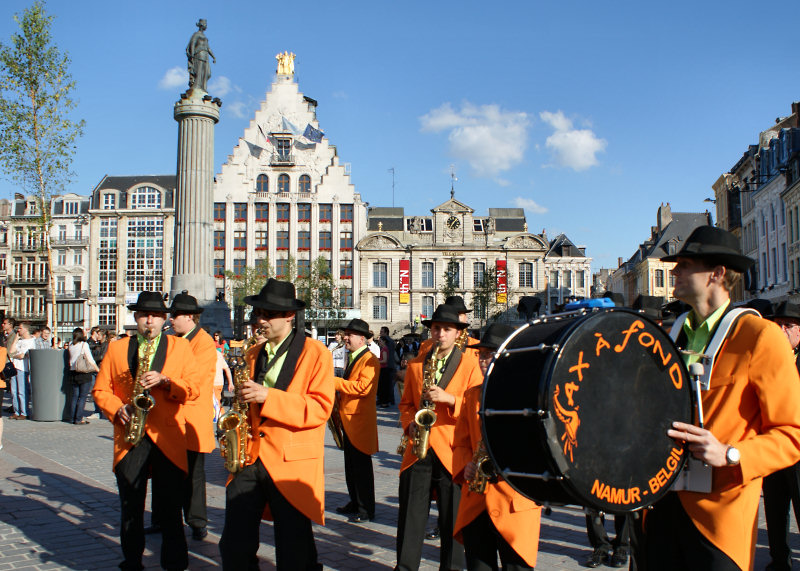 L'orchestre belge Sax à fond de Namur lors de l'inauguration de la Grand'Place de Lille après son repavage, le 1er juillet 2011.