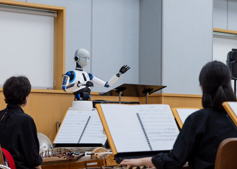 Le robot chef d'orchestre EveR 6.